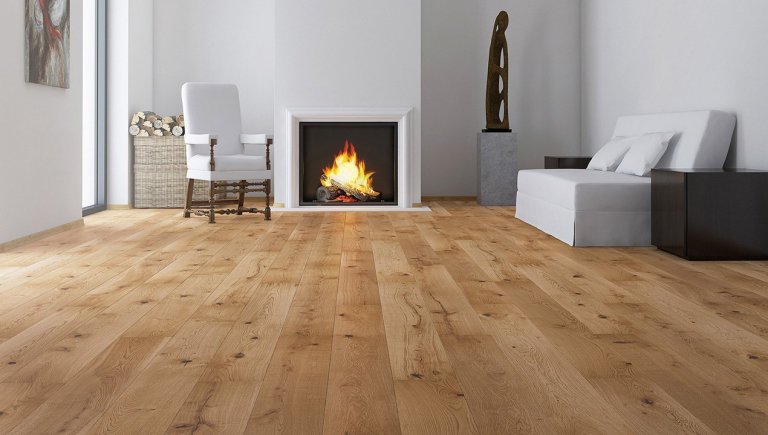 Dubová podlaha s 2x frézovanými hranami potažená bezbarvým přírodním olejem&nbsp;v interiéru&nbsp;rodinného domu v Praze.
