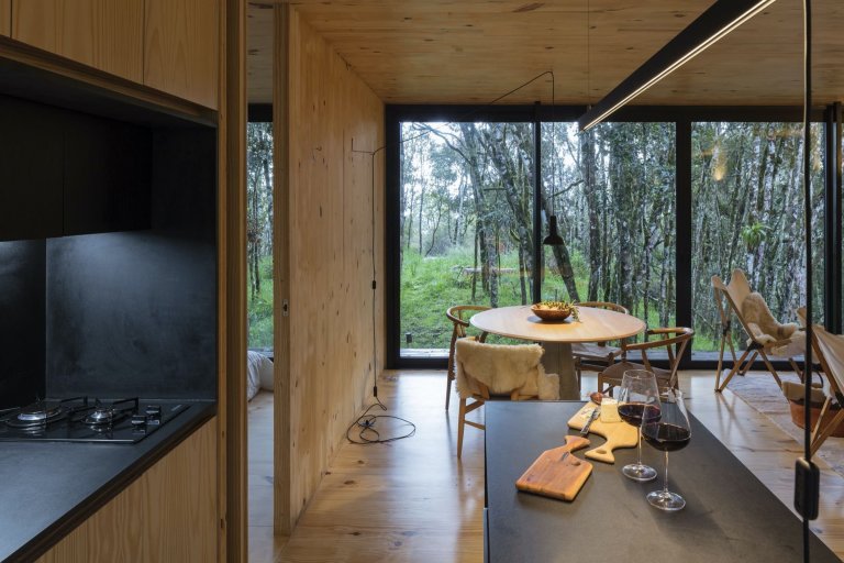 Minimalistická chata v lese