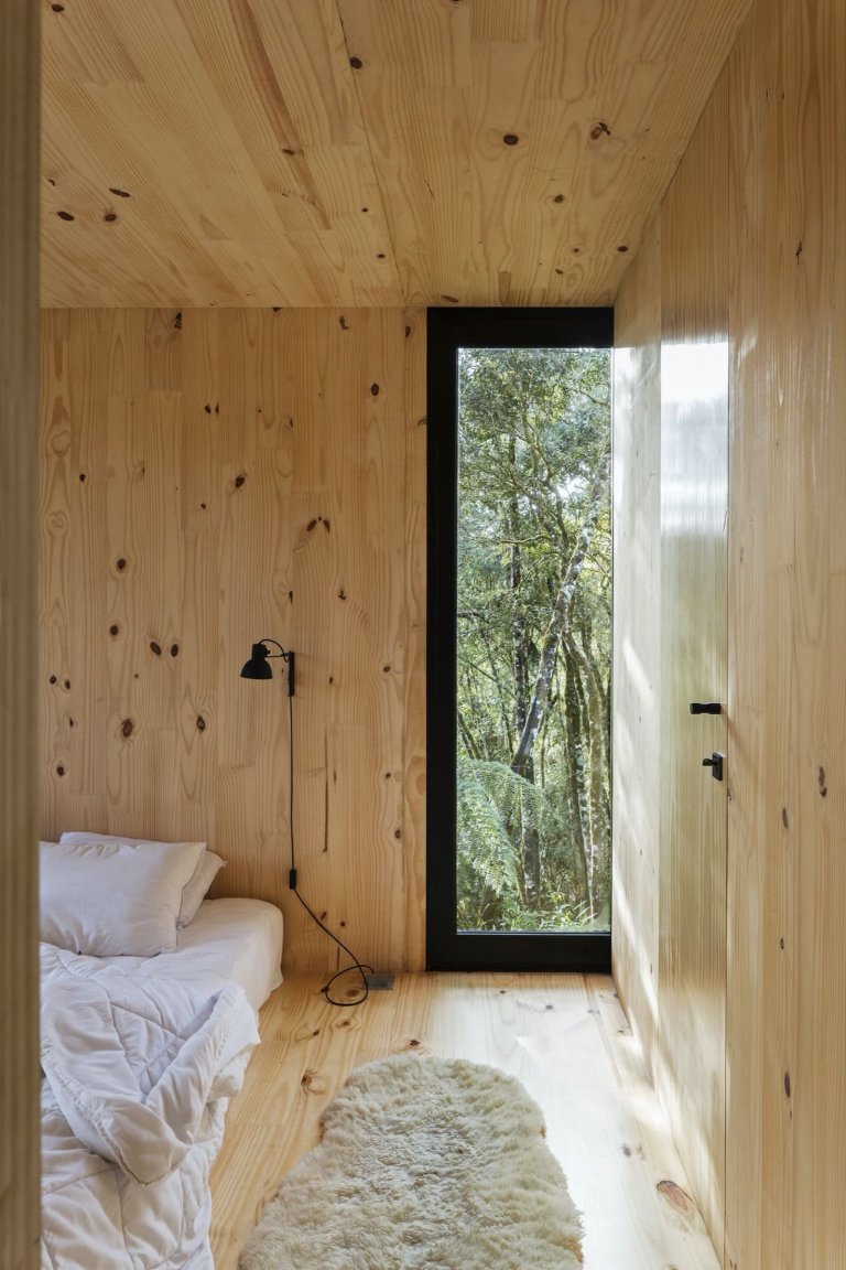 Minimalistická chata v lese