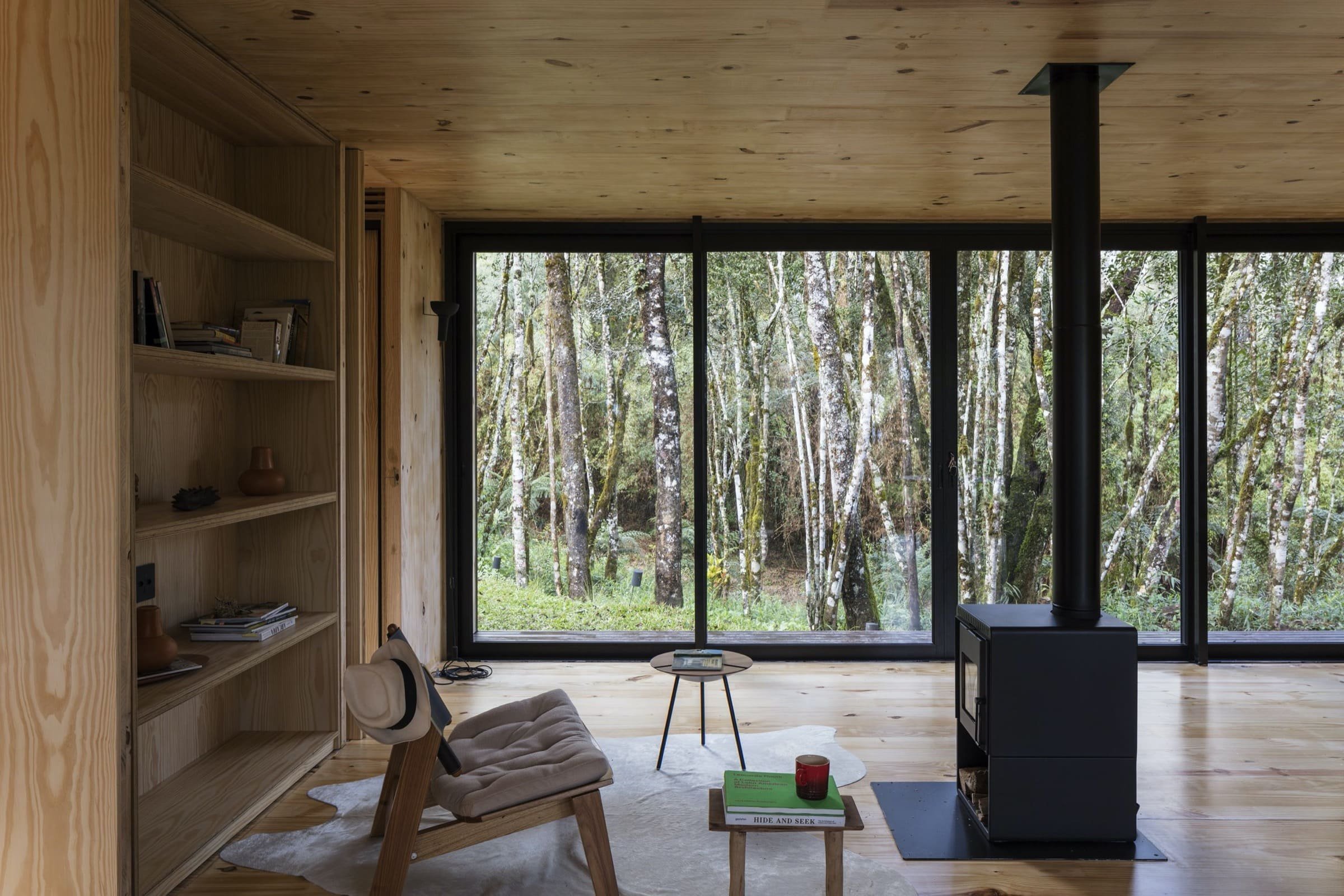 Minimalistická chata v lese