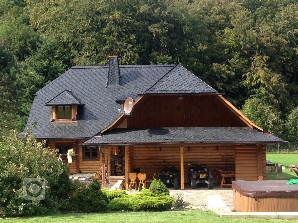 Kompletní rekonstrukce střešního pláště na víkendové roubence.
