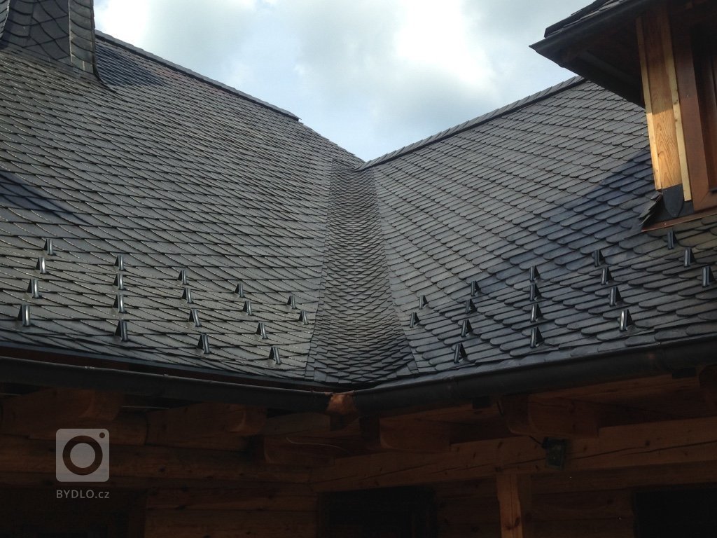 Kompletní rekonstrukce střešního pláště na víkendové roubence.
