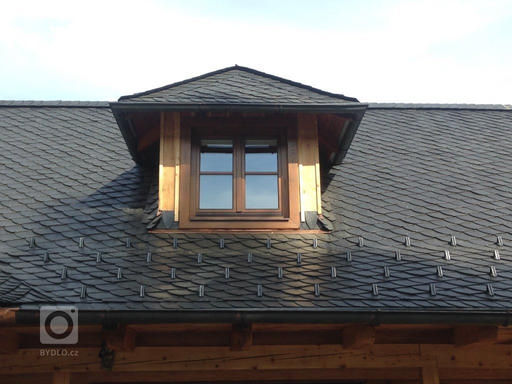 Kompletní rekonstrukce střešního pláště na víkendové roubence.
