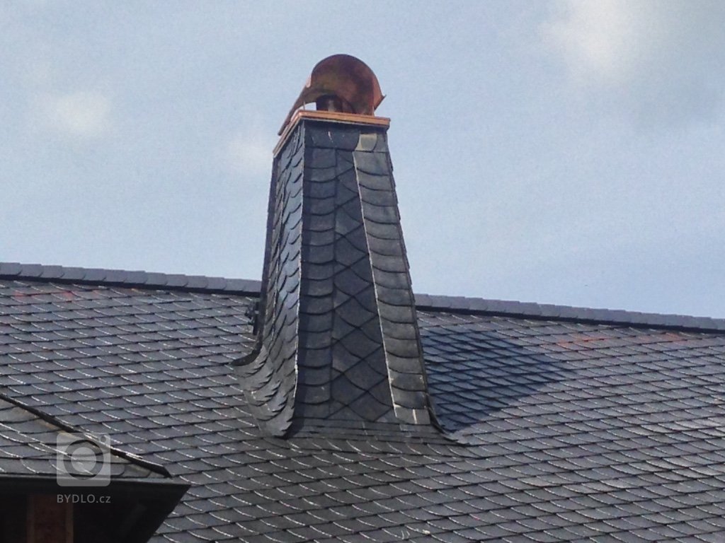 Kompletní rekonstrukce střešního pláště na víkendové roubence.

