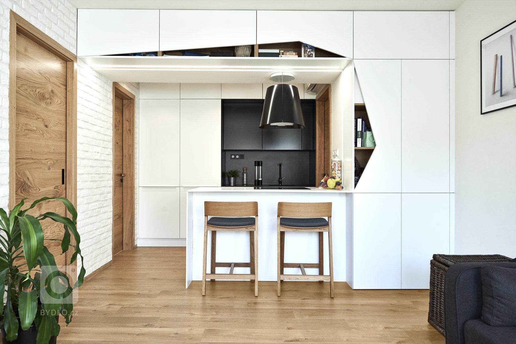 Z původní nevyužité půdy vzniklo úžasné bydlení, co do prostoru to není žádná výhra, ale i&nbsp;přesto má prostor své kouzlo.&nbsp;Byt byl zakoupen ve stavu…