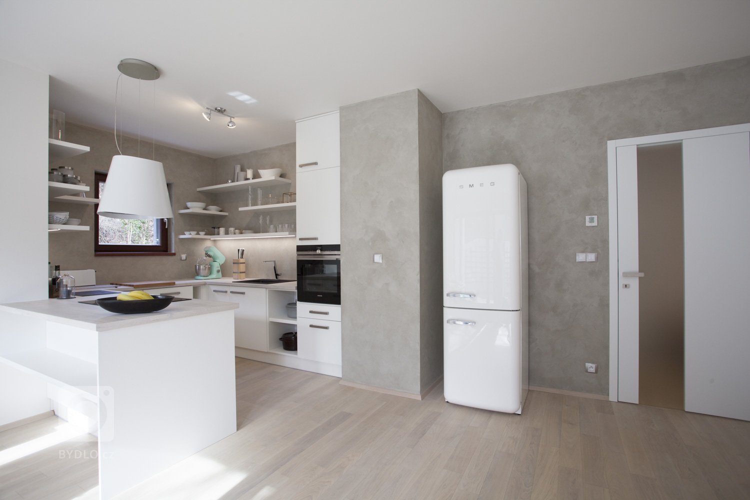 Cementová stěrka - imitace betonu BBest dodá interiéru osobitý vzhled. Ruční práce umožňuje hrát si s detaily a dopřát zákazníkovi originalitu na každém…