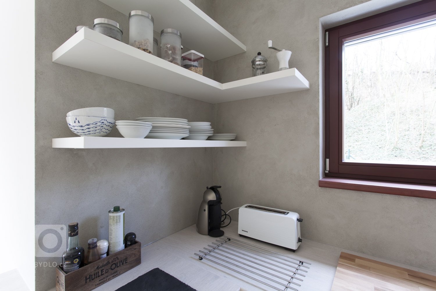 Cementová stěrka - imitace betonu BBest dodá interiéru osobitý vzhled. Ruční práce umožňuje hrát si s detaily a dopřát zákazníkovi originalitu na každém…