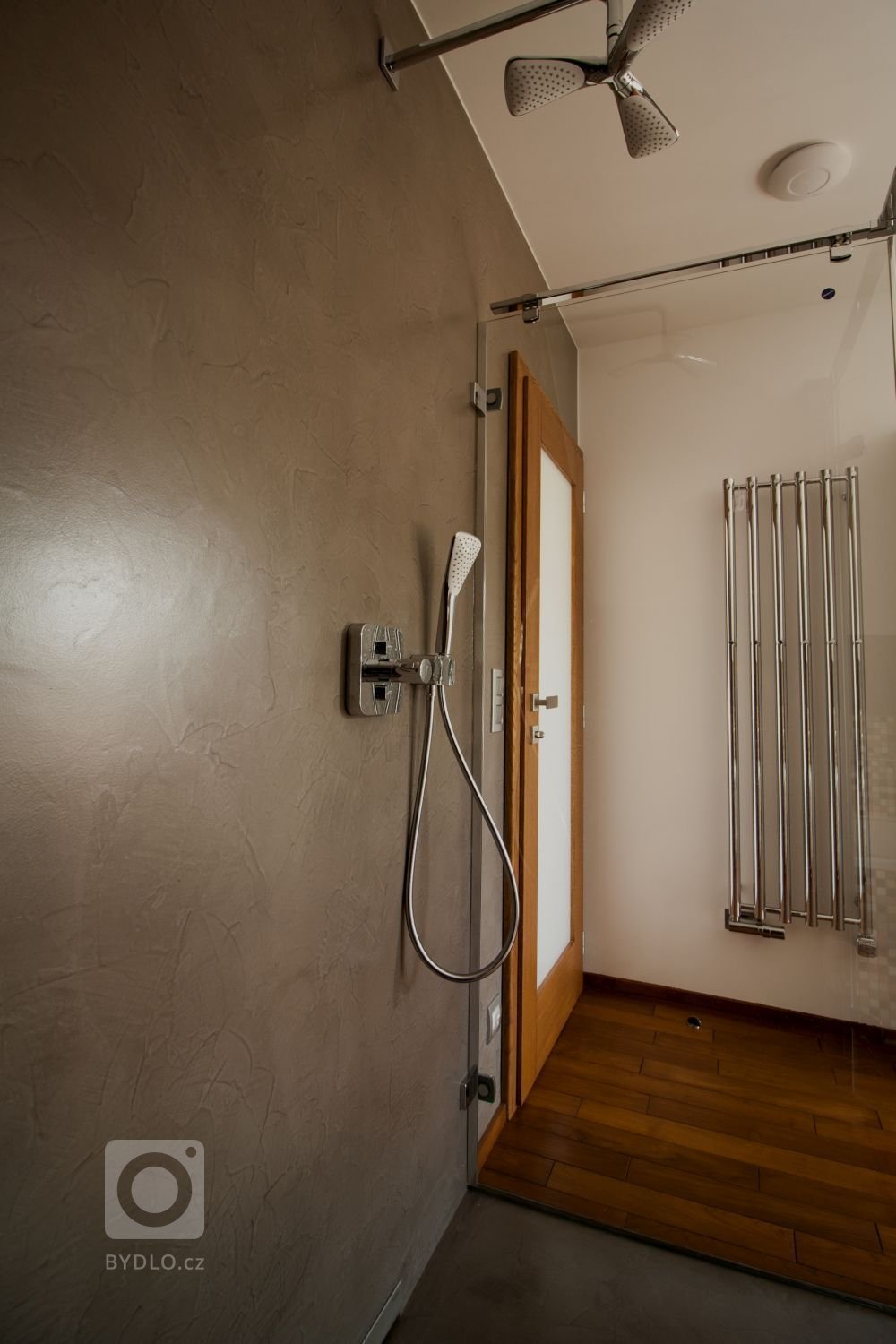 Stěrka do koupelny patří. A stejně tak do sprchového koutu. Je však třeba dát si pozor na výběr materiálu i aplikátora, který ji pro vás vytvoří.
