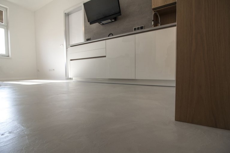 Realizace stěrkované podlahy v dekoru betonu pro rekonstrukci bytu v Praze.&nbsp;
