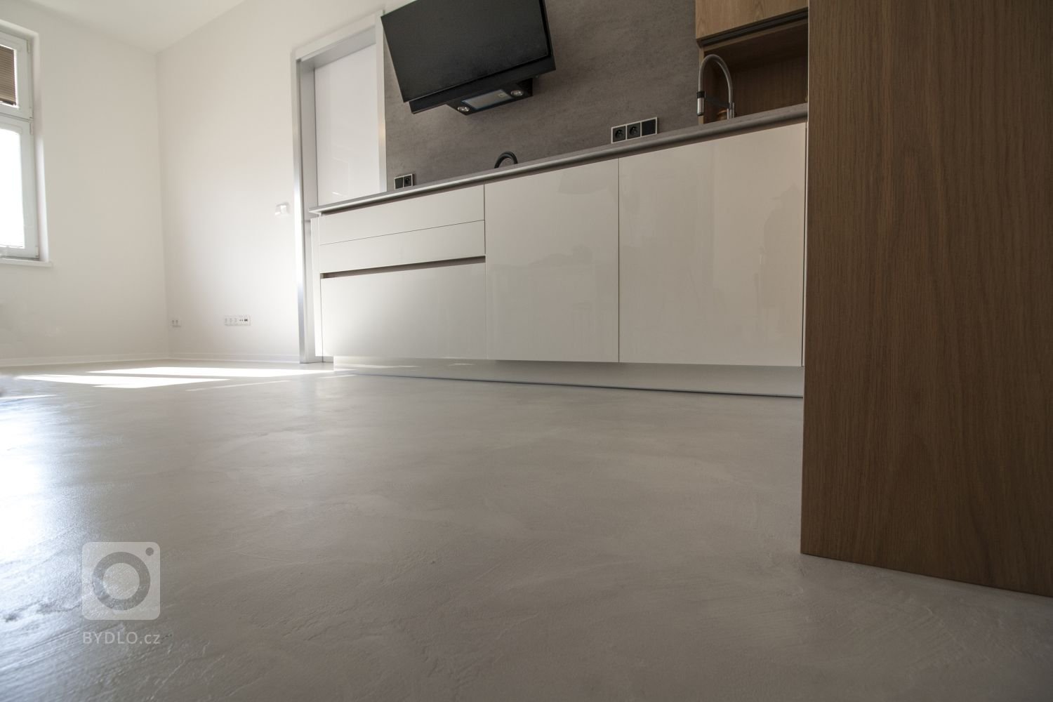 Realizace stěrkované podlahy v dekoru betonu pro rekonstrukci bytu v Praze.&nbsp;
