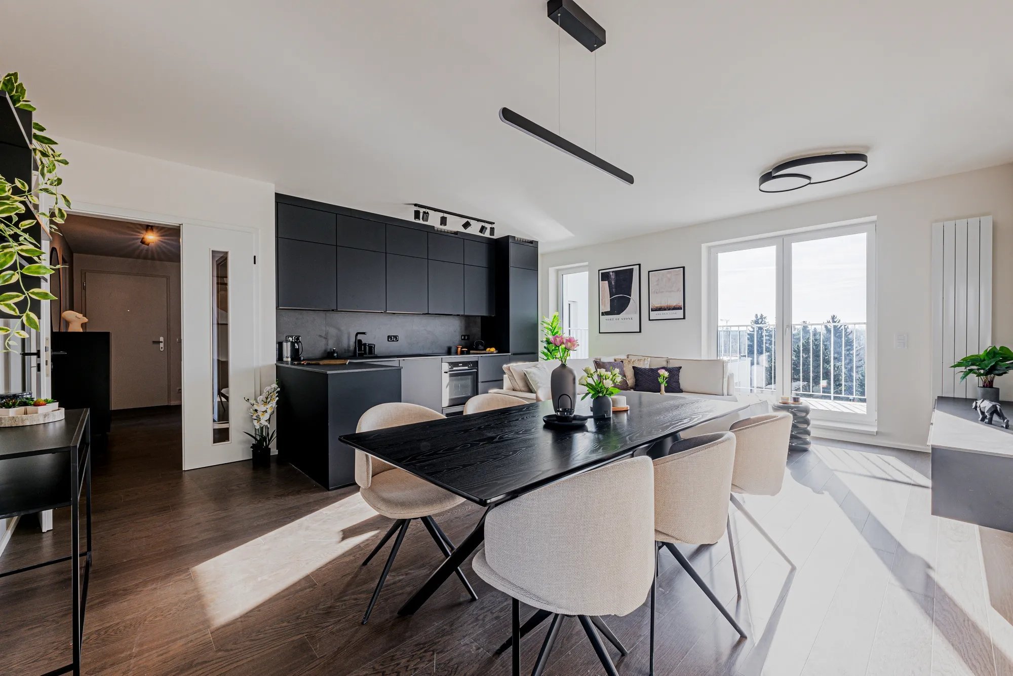 Velká francouzská okna propojují interiér s vlastní&nbsp;zahradou a přinášejí do prostoru maximum přirozeného světla. Byt se nachází v rezidenčním projektu…