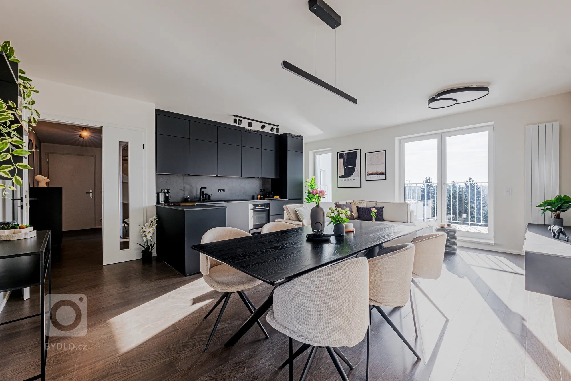 Velká francouzská okna propojují interiér s vlastní&nbsp;zahradou a přinášejí do prostoru maximum přirozeného světla. Byt se nachází v rezidenčním projektu…