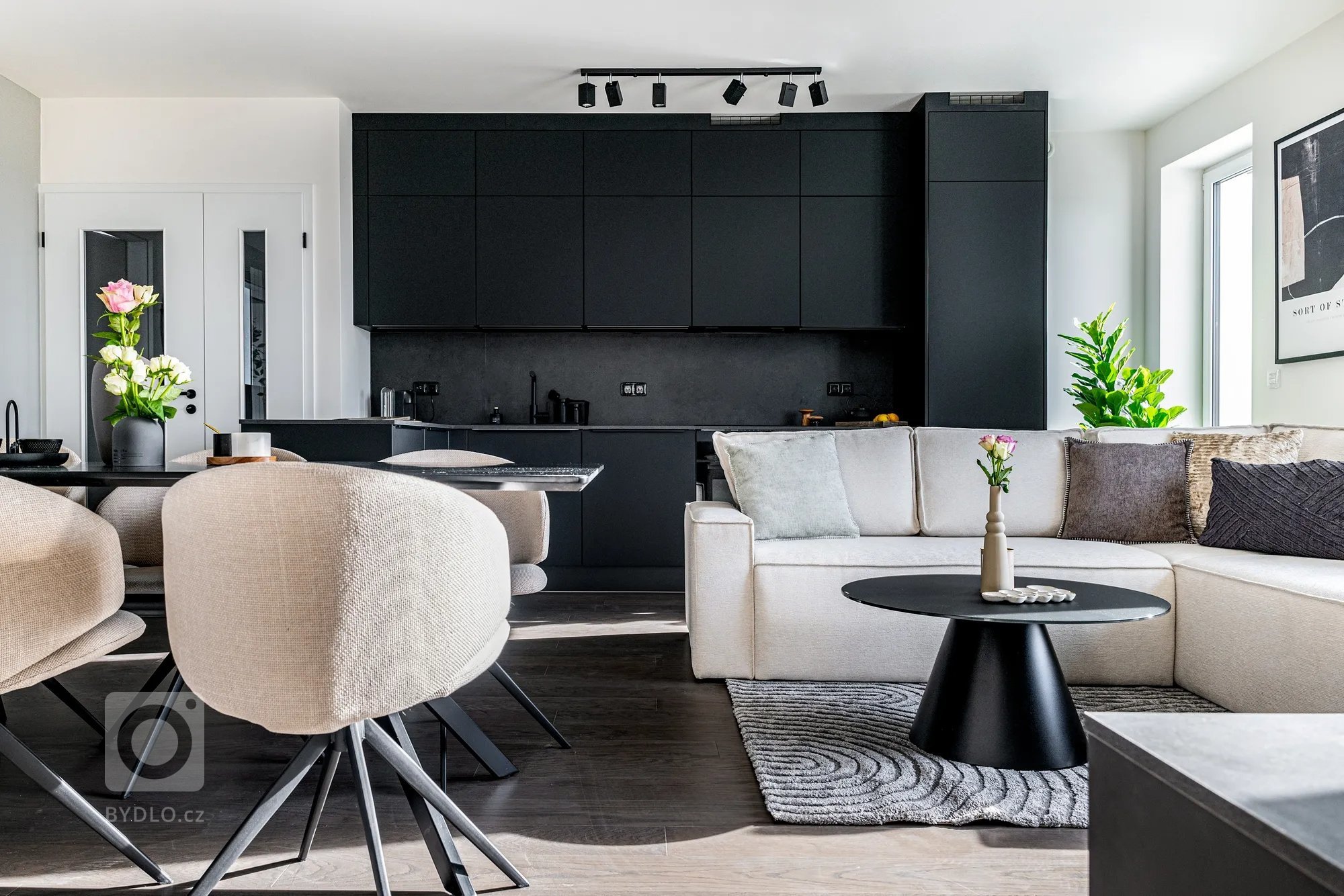 Velká francouzská okna propojují interiér s vlastní&nbsp;zahradou a přinášejí do prostoru maximum přirozeného světla. Byt se nachází v rezidenčním projektu…