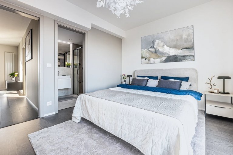 Velká francouzská okna propojují interiér s vlastní&nbsp;zahradou a přinášejí do prostoru maximum přirozeného světla. Byt se nachází v rezidenčním projektu…