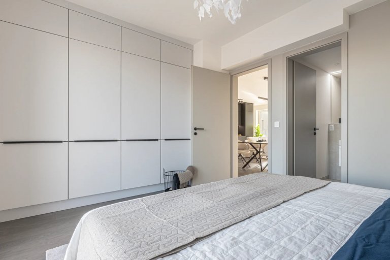 Velká francouzská okna propojují interiér s vlastní&nbsp;zahradou a přinášejí do prostoru maximum přirozeného světla. Byt se nachází v rezidenčním projektu…