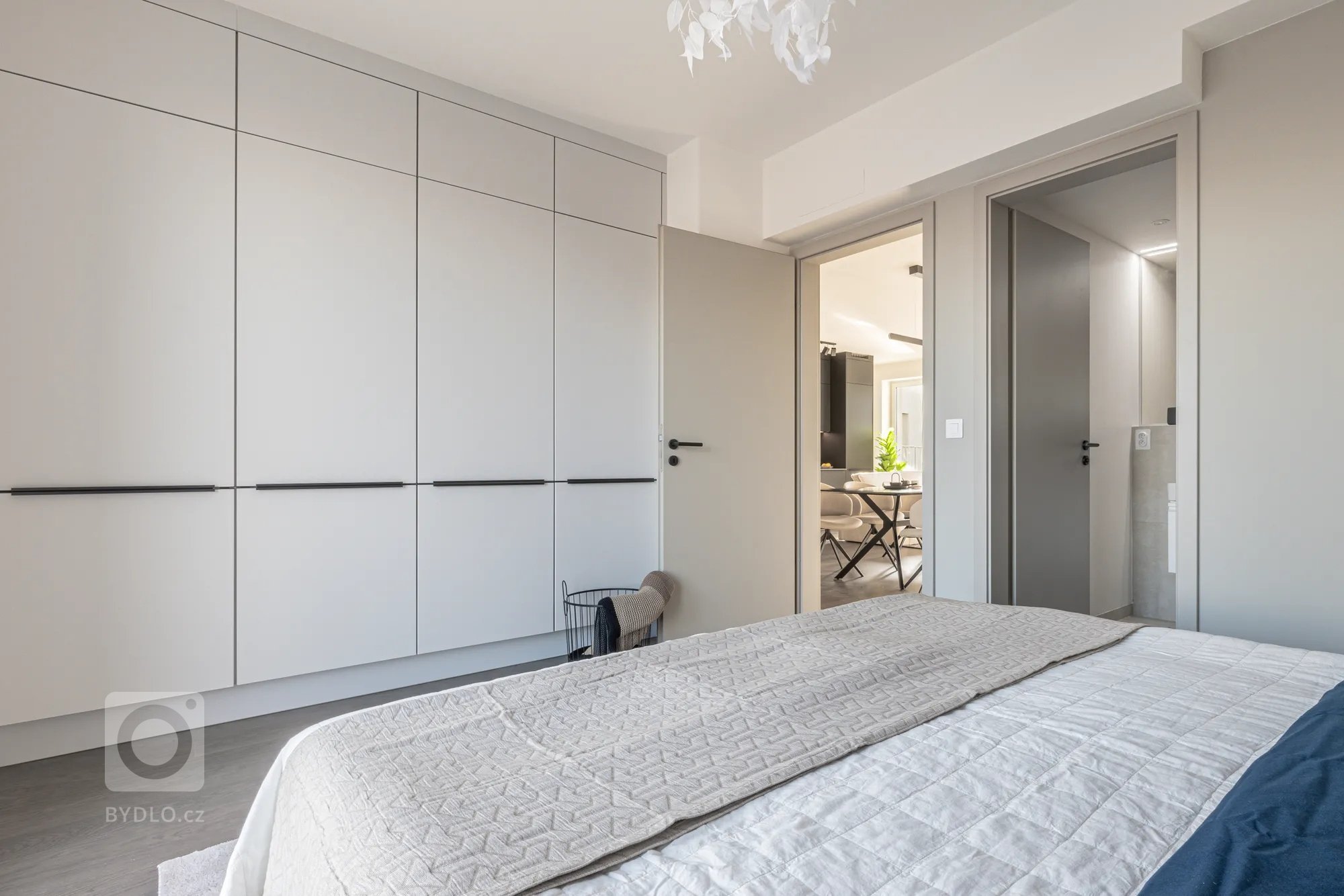 Velká francouzská okna propojují interiér s vlastní&nbsp;zahradou a přinášejí do prostoru maximum přirozeného světla. Byt se nachází v rezidenčním projektu…