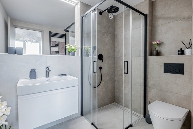 Velká francouzská okna propojují interiér s vlastní&nbsp;zahradou a přinášejí do prostoru maximum přirozeného světla. Byt se nachází v rezidenčním projektu…