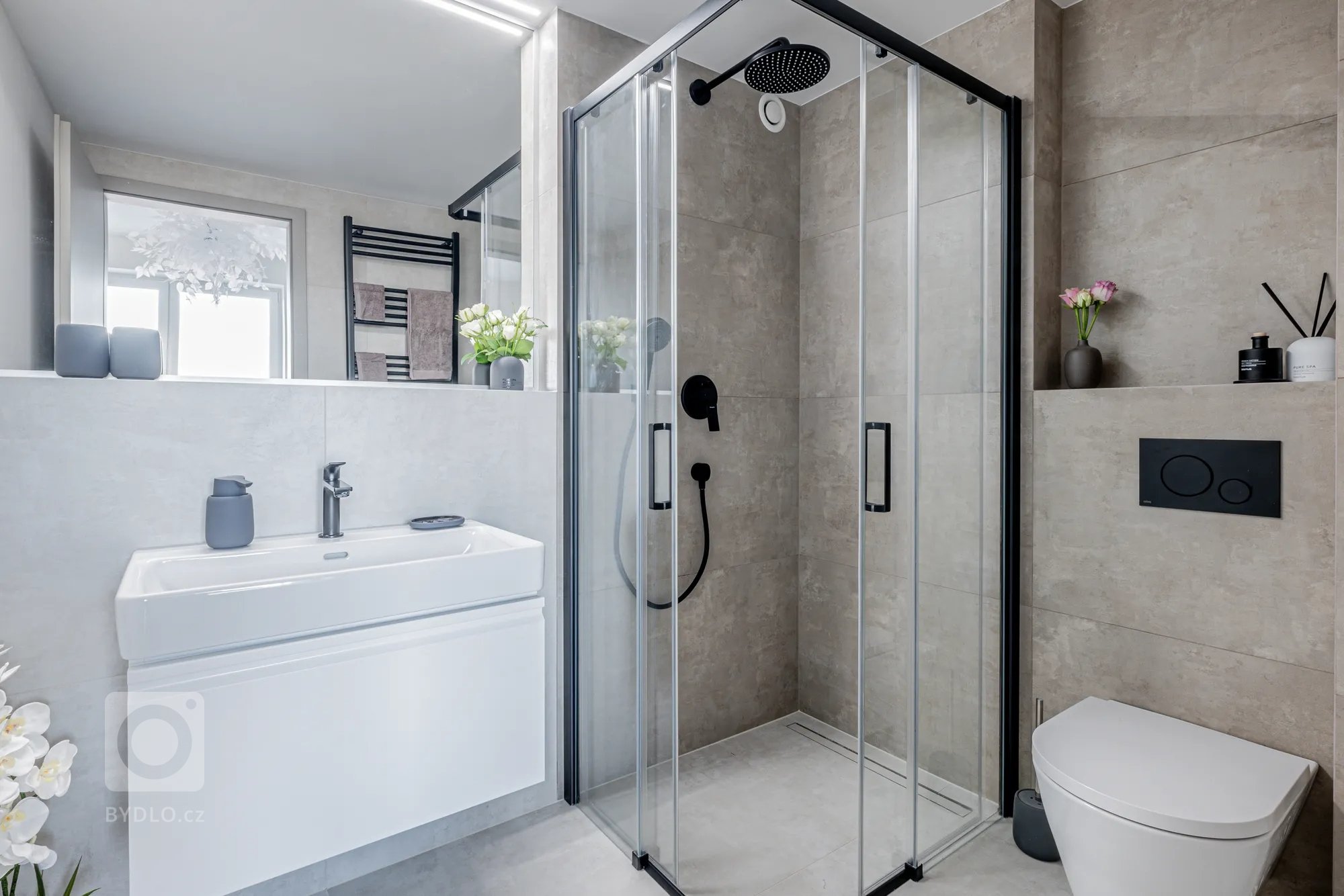 Velká francouzská okna propojují interiér s vlastní&nbsp;zahradou a přinášejí do prostoru maximum přirozeného světla. Byt se nachází v rezidenčním projektu…