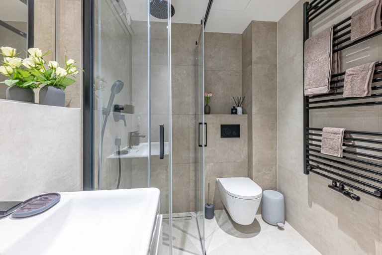 Velká francouzská okna propojují interiér s vlastní&nbsp;zahradou a přinášejí do prostoru maximum přirozeného světla. Byt se nachází v rezidenčním projektu…