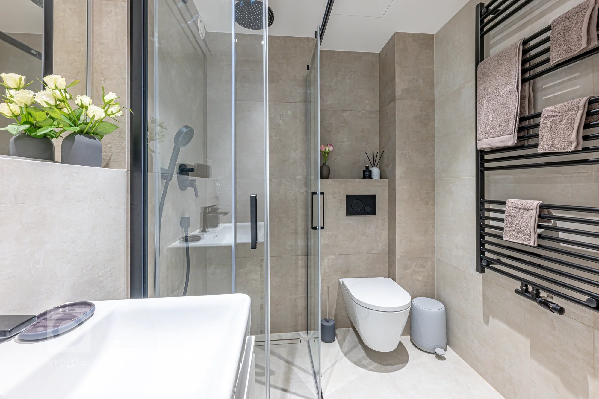 Velká francouzská okna propojují interiér s vlastní&nbsp;zahradou a přinášejí do prostoru maximum přirozeného světla. Byt se nachází v rezidenčním projektu…