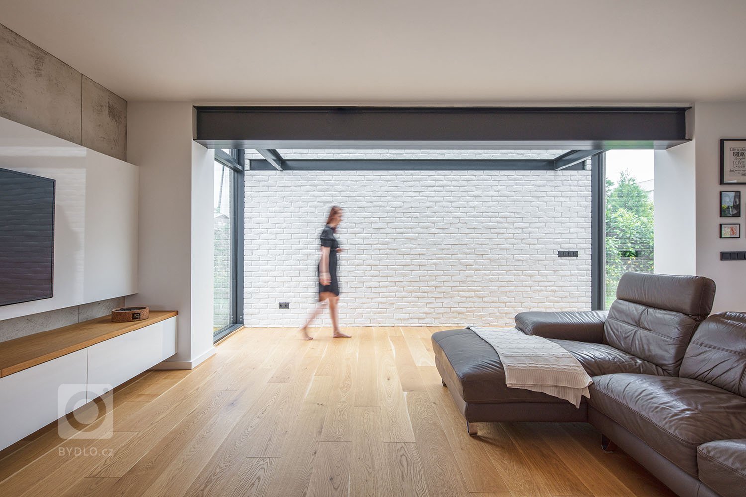 V&nbsp;hlavní roli světlo. Problém s&nbsp;nedostatkem denního světla v&nbsp;obytném prostoru jsme vyřešili na první pohled jednoduše &ndash; malou přístavbou o…