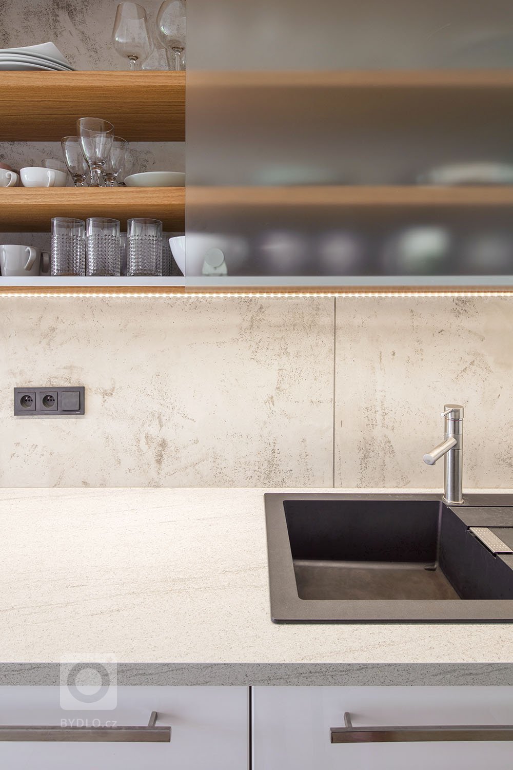 V&nbsp;hlavní roli světlo. Problém s&nbsp;nedostatkem denního světla v&nbsp;obytném prostoru jsme vyřešili na první pohled jednoduše &ndash; malou přístavbou o…