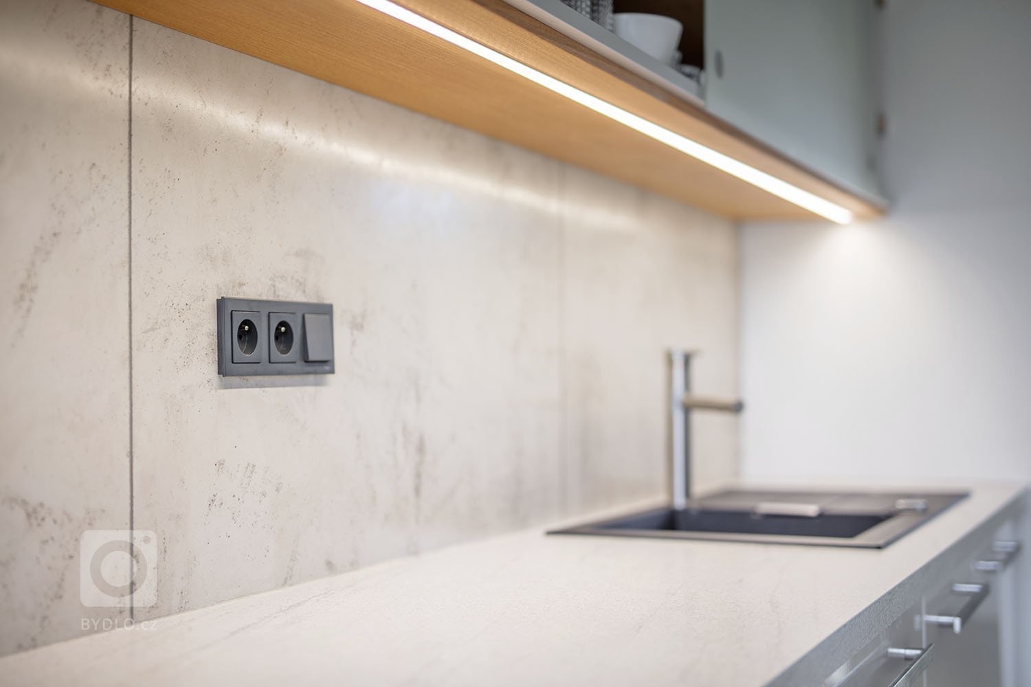 V&nbsp;hlavní roli světlo. Problém s&nbsp;nedostatkem denního světla v&nbsp;obytném prostoru jsme vyřešili na první pohled jednoduše &ndash; malou přístavbou o…