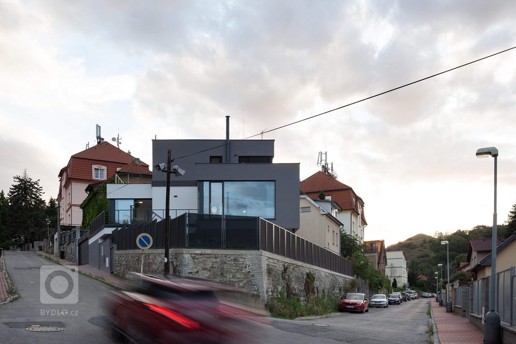 Dům usazený ve svahu v&nbsp;pražské Chuchli. Dům, který se svým způsobem vymezuje okolní zástavbě a zároveň se orientuje na výhledy do okolí. Jednoduchá…