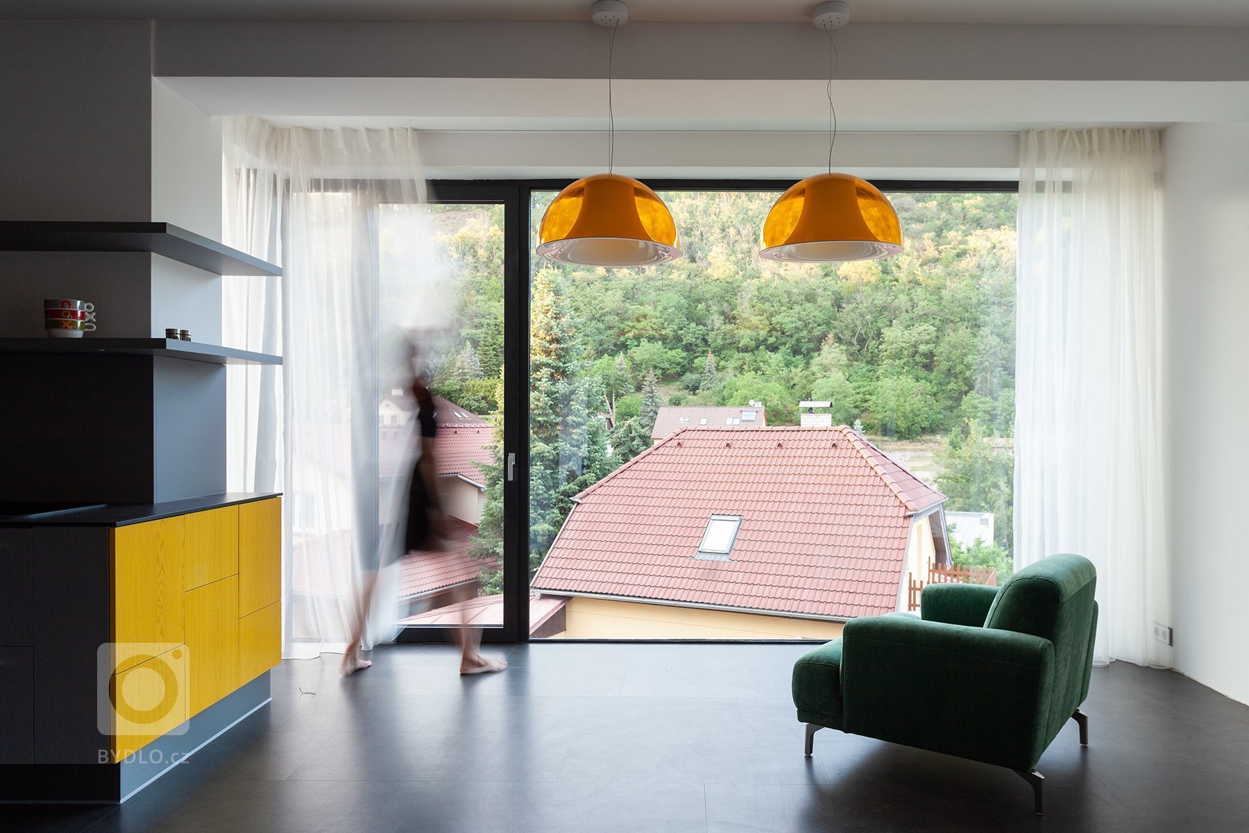 Dům usazený ve svahu v&nbsp;pražské Chuchli. Dům, který se svým způsobem vymezuje okolní zástavbě a zároveň se orientuje na výhledy do okolí. Jednoduchá…