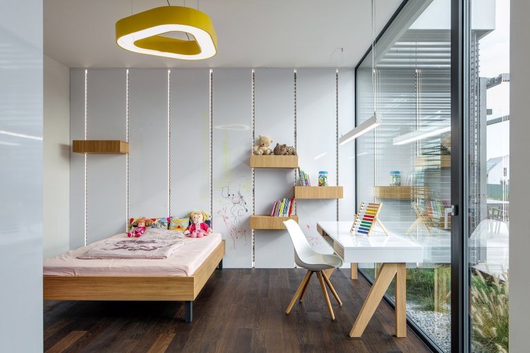 Koncept
Jednopodlažní dům, půdorysně členěný objekt s&nbsp;plochou střechou. Propojení několika kvádrů s&nbsp;různou konstrukční výškou, uvnitř domu se tak ke…