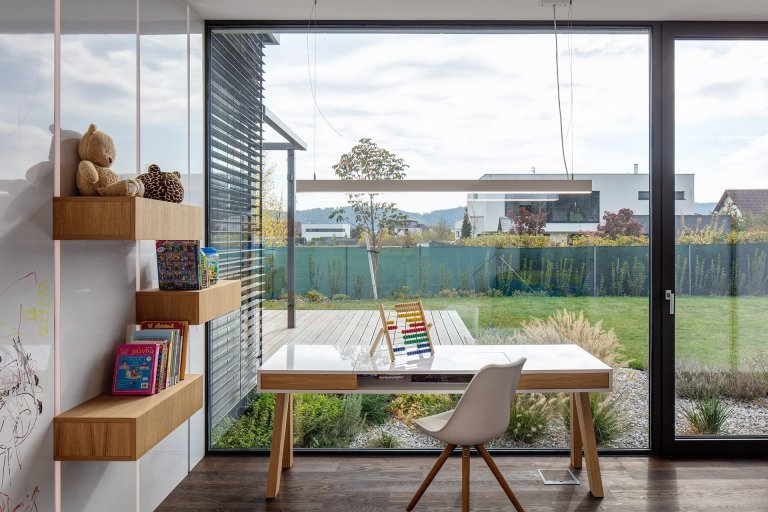 Koncept
Jednopodlažní dům, půdorysně členěný objekt s&nbsp;plochou střechou. Propojení několika kvádrů s&nbsp;různou konstrukční výškou, uvnitř domu se tak ke…