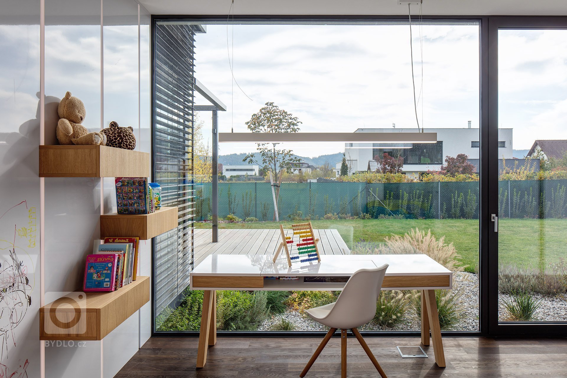 Koncept
Jednopodlažní dům, půdorysně členěný objekt s&nbsp;plochou střechou. Propojení několika kvádrů s&nbsp;různou konstrukční výškou, uvnitř domu se tak ke…