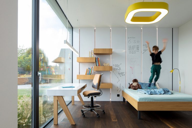 Koncept
Jednopodlažní dům, půdorysně členěný objekt s&nbsp;plochou střechou. Propojení několika kvádrů s&nbsp;různou konstrukční výškou, uvnitř domu se tak ke…