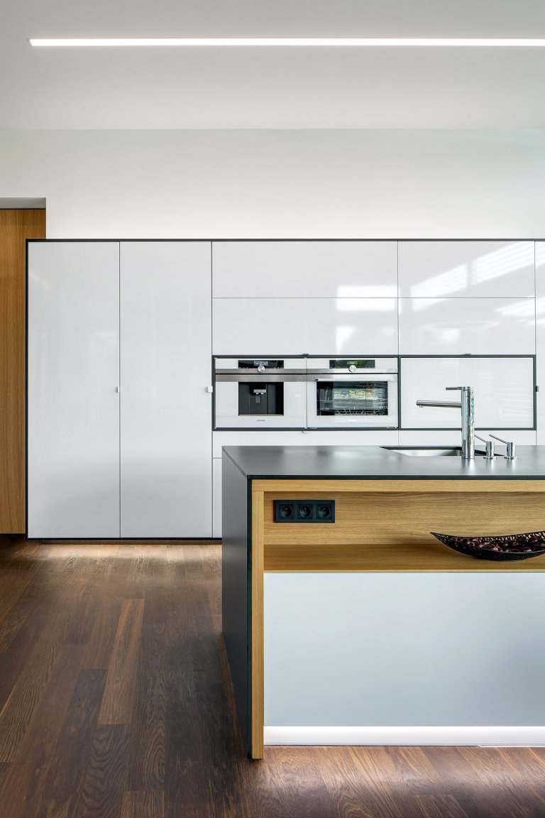 Koncept
Jednopodlažní dům, půdorysně členěný objekt s&nbsp;plochou střechou. Propojení několika kvádrů s&nbsp;různou konstrukční výškou, uvnitř domu se tak ke…