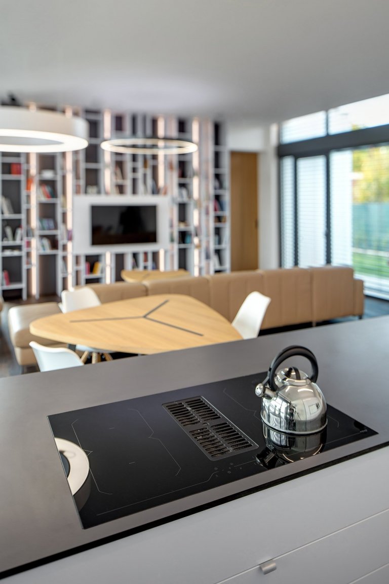 Koncept
Jednopodlažní dům, půdorysně členěný objekt s&nbsp;plochou střechou. Propojení několika kvádrů s&nbsp;různou konstrukční výškou, uvnitř domu se tak ke…