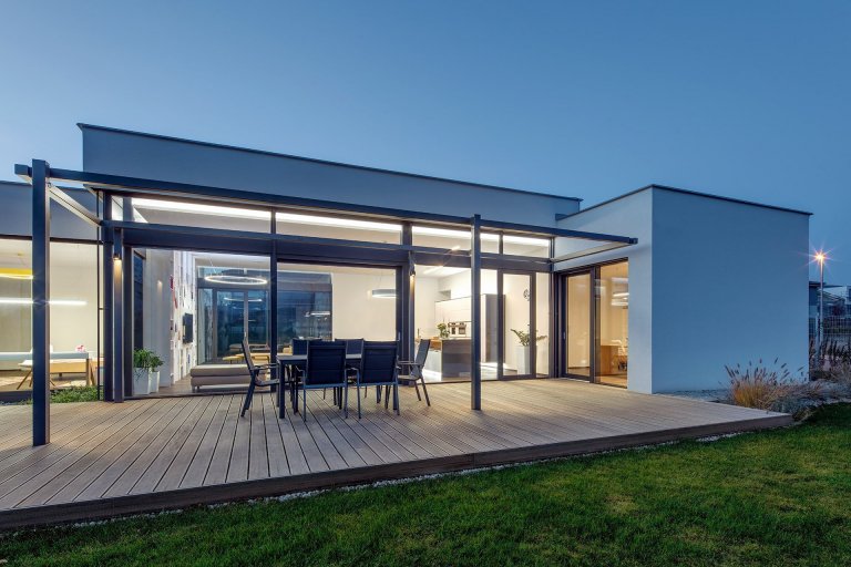 Koncept
Jednopodlažní dům, půdorysně členěný objekt s&nbsp;plochou střechou. Propojení několika kvádrů s&nbsp;různou konstrukční výškou, uvnitř domu se tak ke…