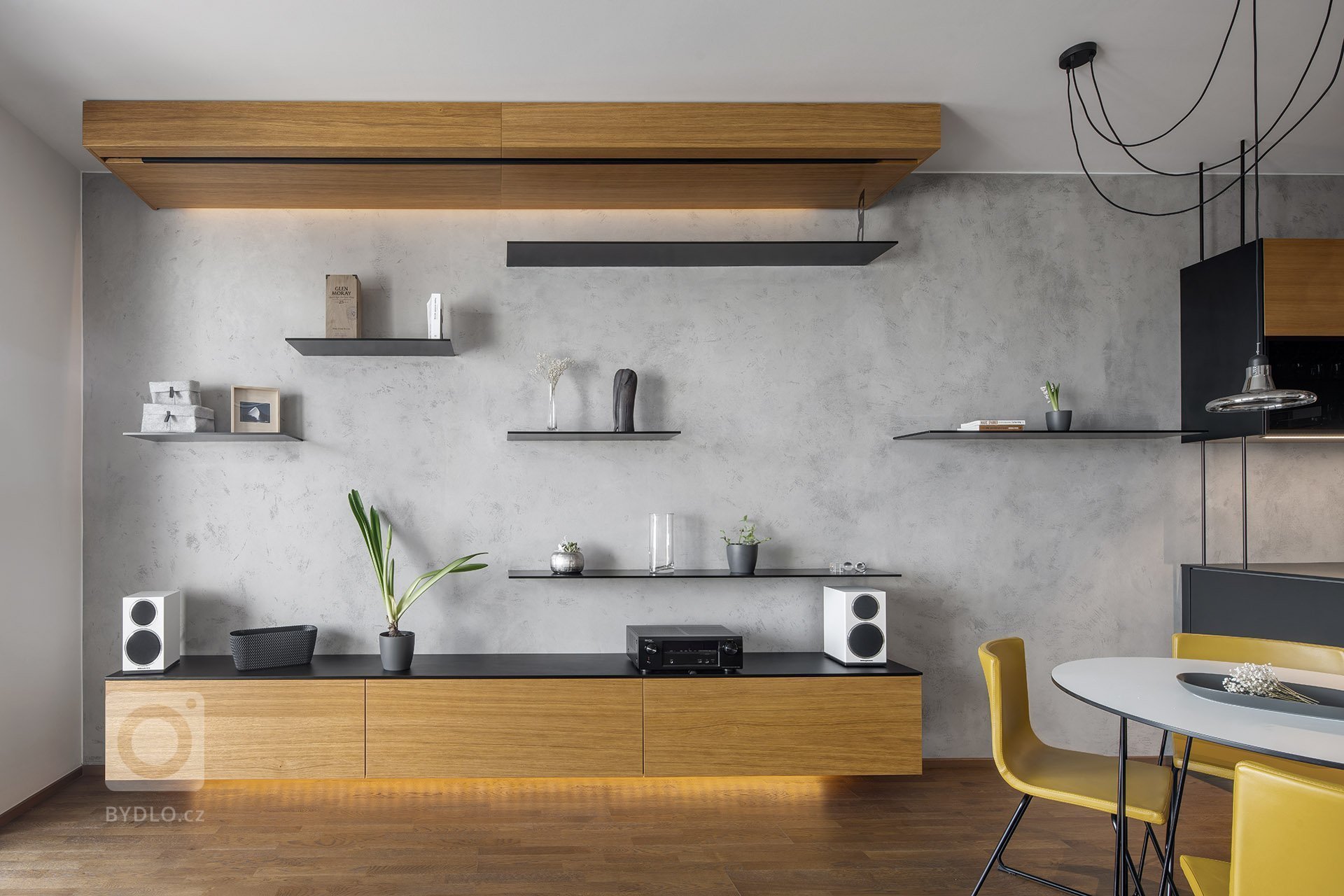 Interier bytu v&nbsp;novostavbě bytového domu v&nbsp;Holešovicích. Majitelé, mladý aktivní pár, hledali oázu v&nbsp;centru Prahy. Základním výrazovým prvkem…