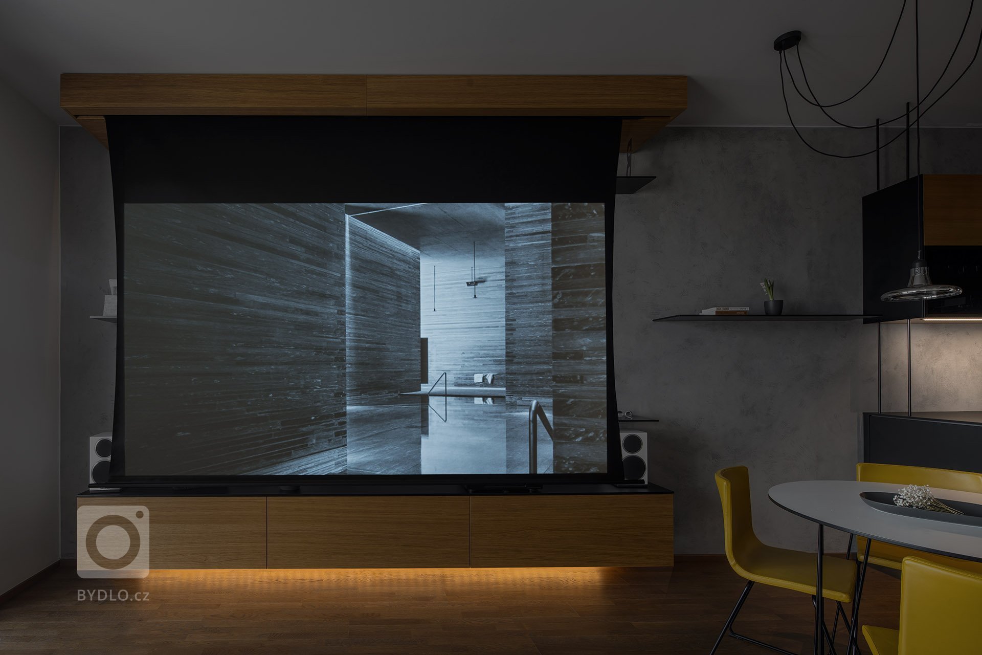 Interier bytu v&nbsp;novostavbě bytového domu v&nbsp;Holešovicích. Majitelé, mladý aktivní pár, hledali oázu v&nbsp;centru Prahy. Základním výrazovým prvkem…