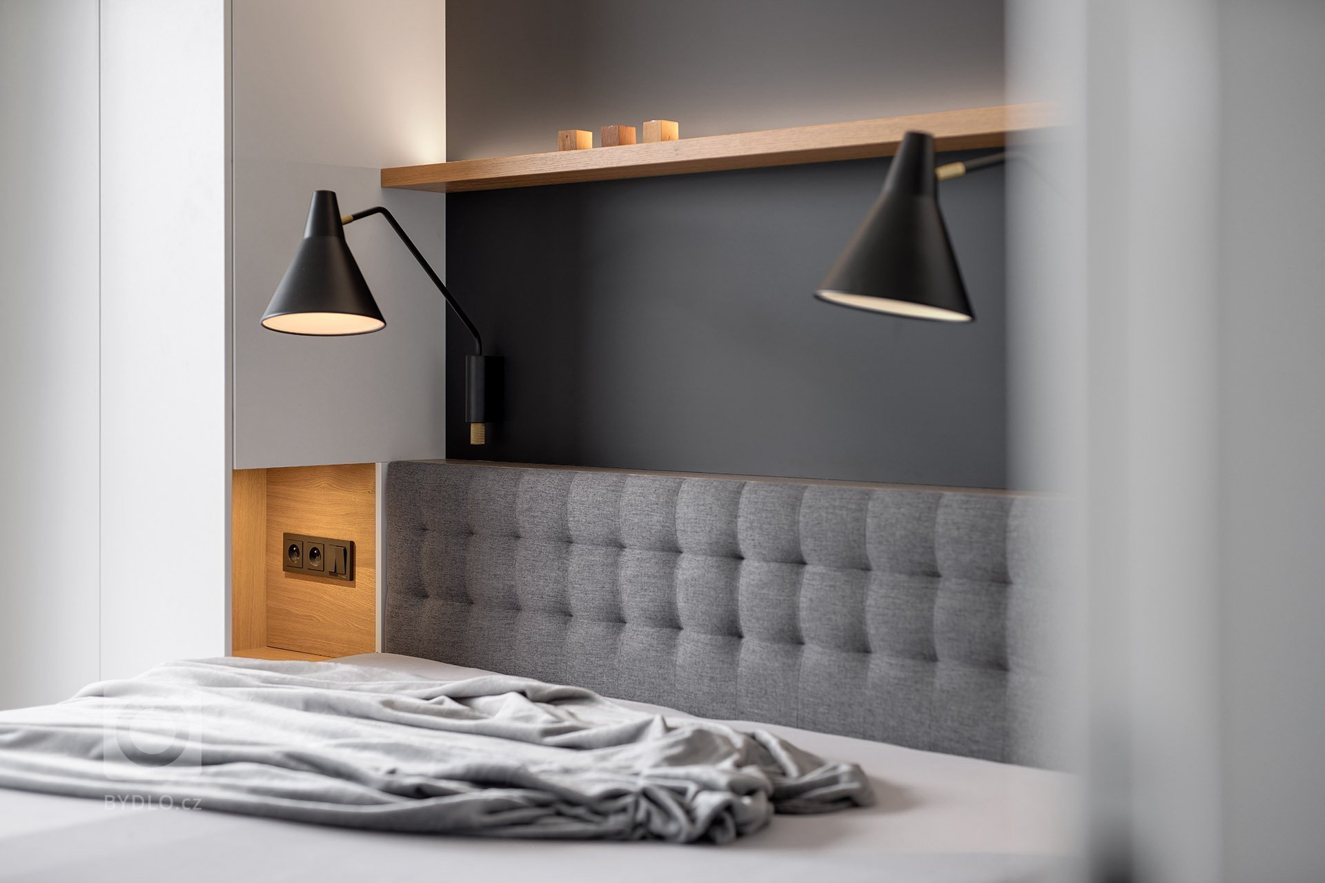 Interier bytu v&nbsp;novostavbě bytového domu v&nbsp;Holešovicích. Majitelé, mladý aktivní pár, hledali oázu v&nbsp;centru Prahy. Základním výrazovým prvkem…