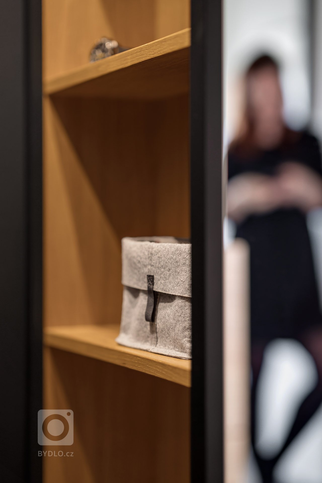 Interier bytu v&nbsp;novostavbě bytového domu v&nbsp;Holešovicích. Majitelé, mladý aktivní pár, hledali oázu v&nbsp;centru Prahy. Základním výrazovým prvkem…