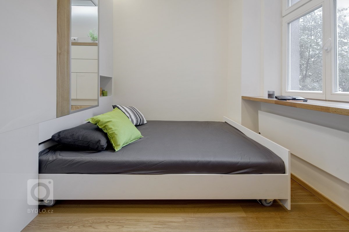 Malý prostor, velká výzva. Pokusili jsme se o zázrak a navrhli byt, který na ploše 23 m2 nabízí vše, co mladý člověk k životu potřebuje. Kuchyně na podiu s…