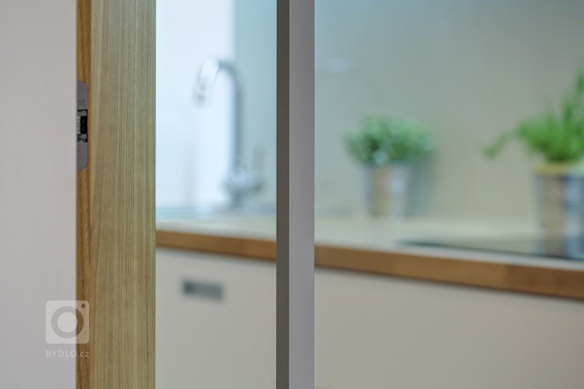 Malý prostor, velká výzva. Pokusili jsme se o zázrak a navrhli byt, který na ploše 23 m2 nabízí vše, co mladý člověk k životu potřebuje. Kuchyně na podiu s…