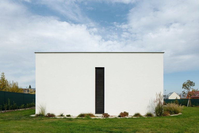 Koncept
Jednopodlažní dům, půdorysně členěný objekt s&nbsp;plochou střechou. Propojení několika kvádrů s&nbsp;různou konstrukční výškou, uvnitř domu se tak ke…