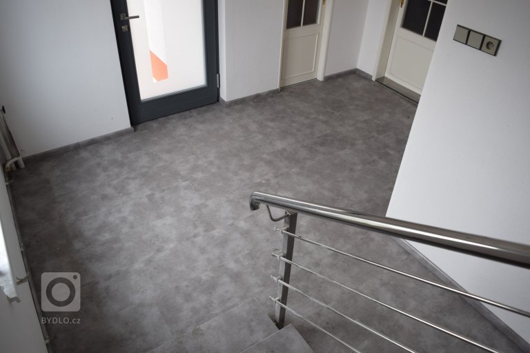 Po renovaci - nainstalovaná vinylová podlaha s imitací kamene - BUKOMA STONE CLICK - dekor Kámen šedý
