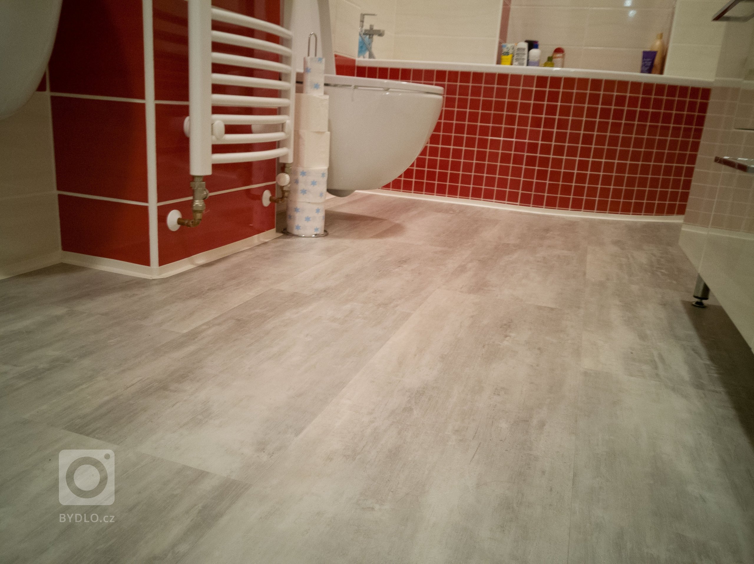 Vinylová podlaha je v koupelně velmi praktická, hřeje do nohou, i když je podlahové topení vypnuté.