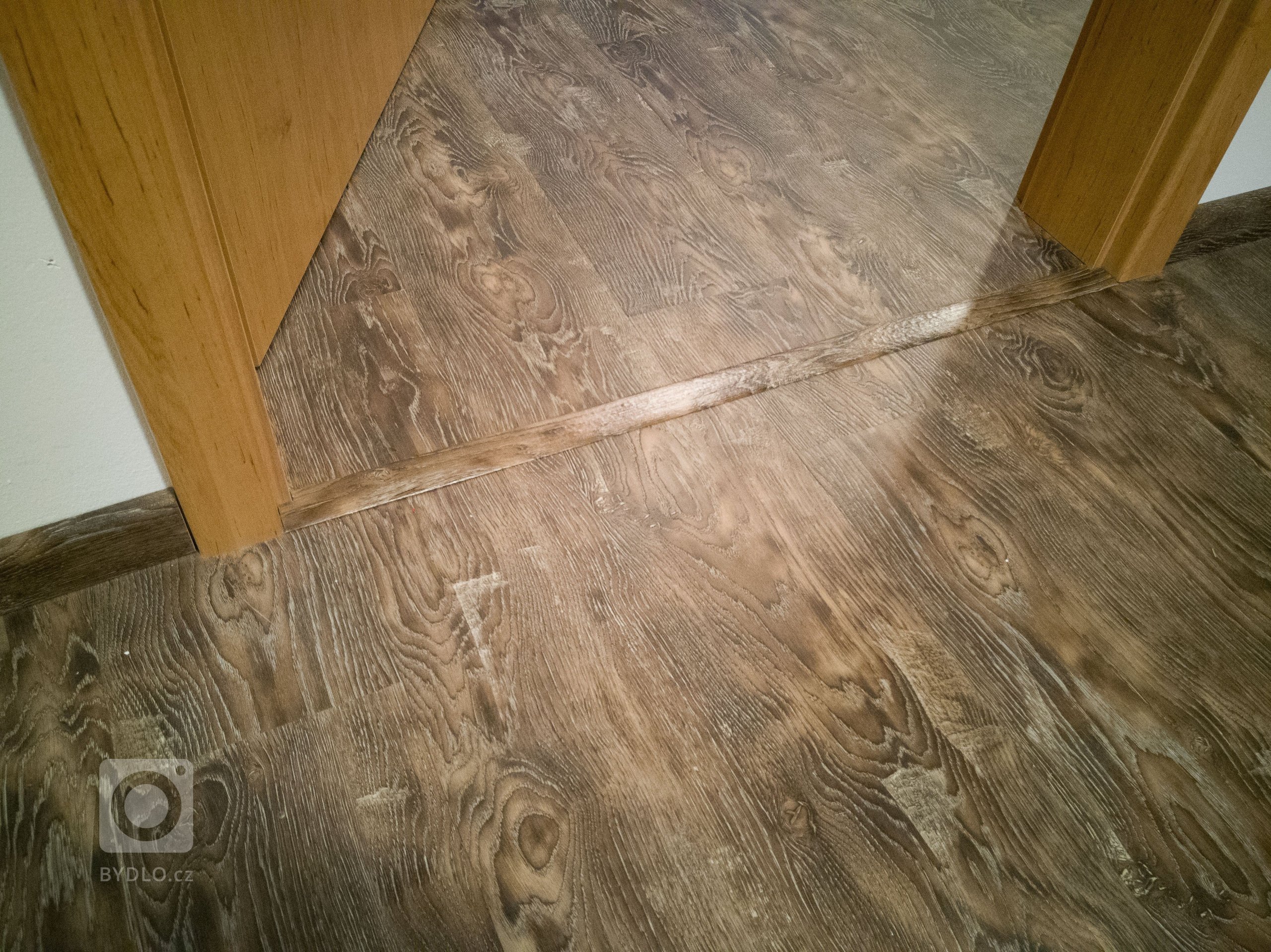 Když už někde přechodová lišta musí být, je ve stejném dekoru jako podlaha. Na detailu prostě záleží...