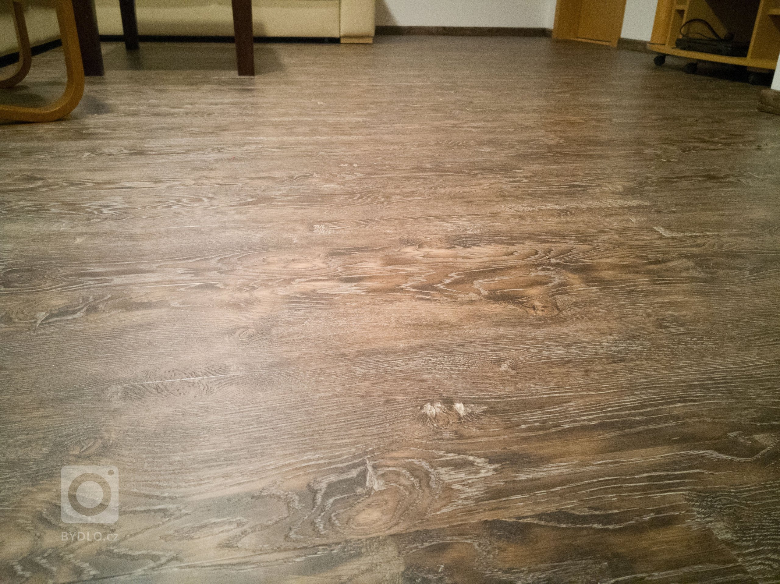 Detail vinylové podlahy BUKOMA PREMIUM CLICK dekor Dub Stoletý. Technologie povrchu této podlahy je řešena registrovaným embossem, dekorová vrstva navazuje na reliéf povrchu, čímž je dosažena imitace dřeva k dokonalosti.