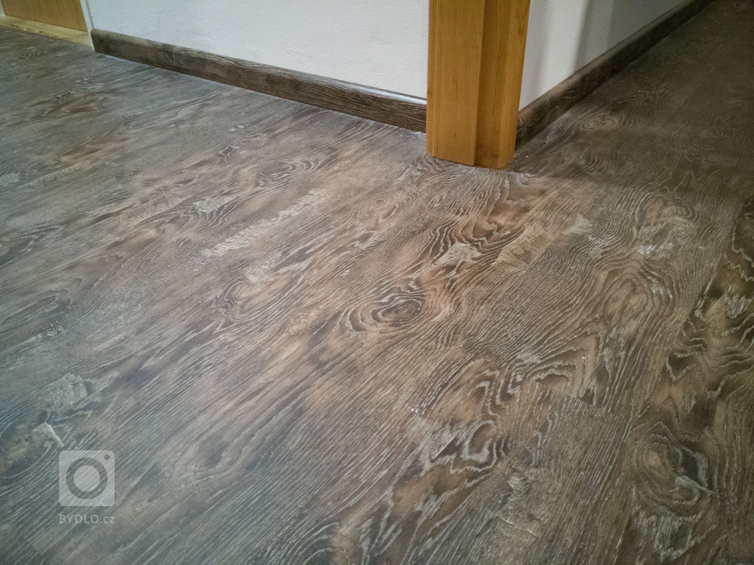 Většina prostupů mezi dveřmi je řešena bez použití přechodové lišty.