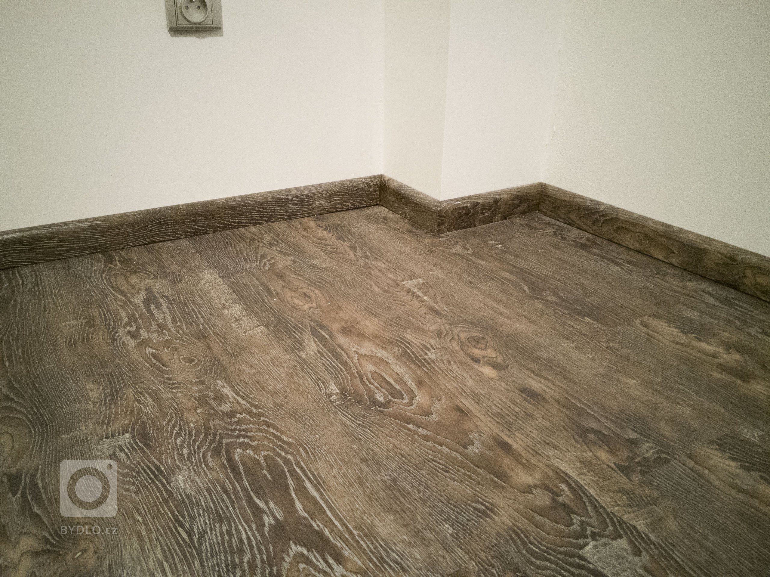 Soklové lišty se stejným dekorem jako podlaha.