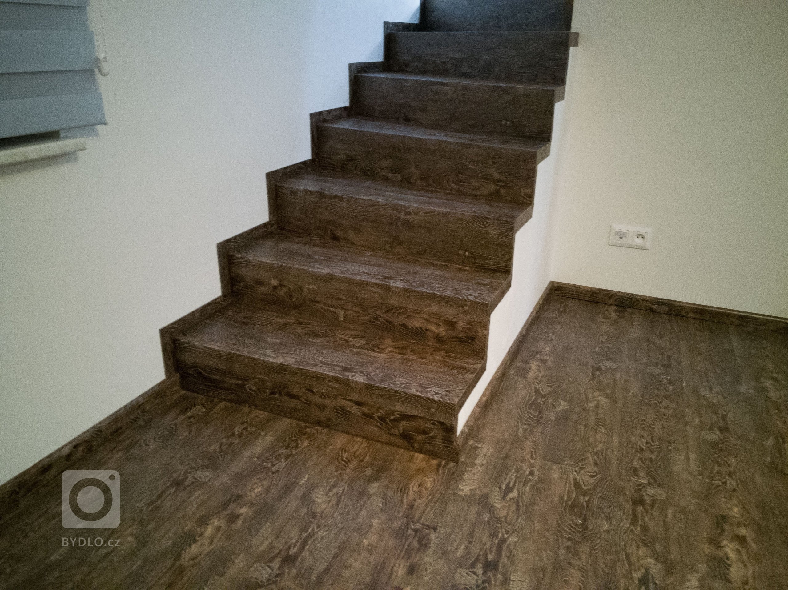 Podlaha je stejného dekoru jak na schodech, tak i v celém domě. 